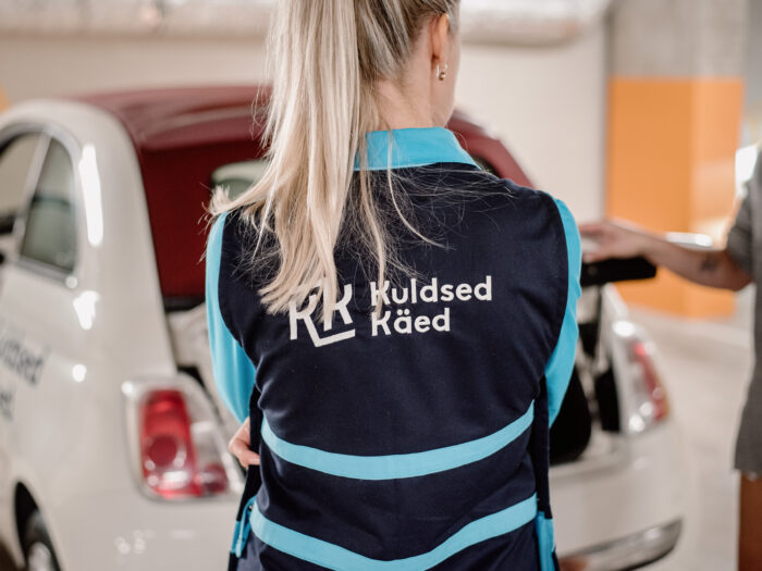 Puhastusteenuseid osutamas - Kuldsed Käed professionalne töötaja