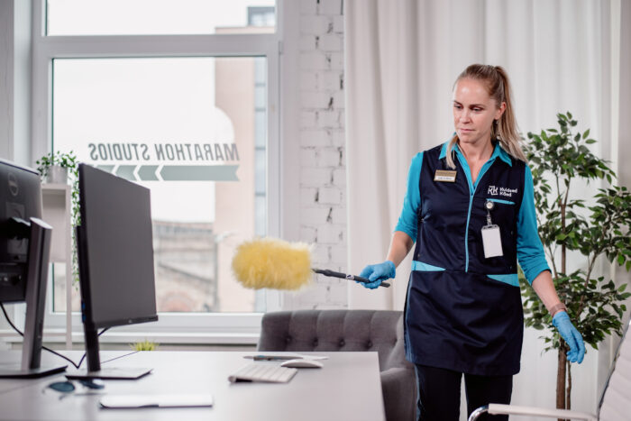 Puhastusteenuseid osutamas - Kuldsed Käed professionalne töötaja