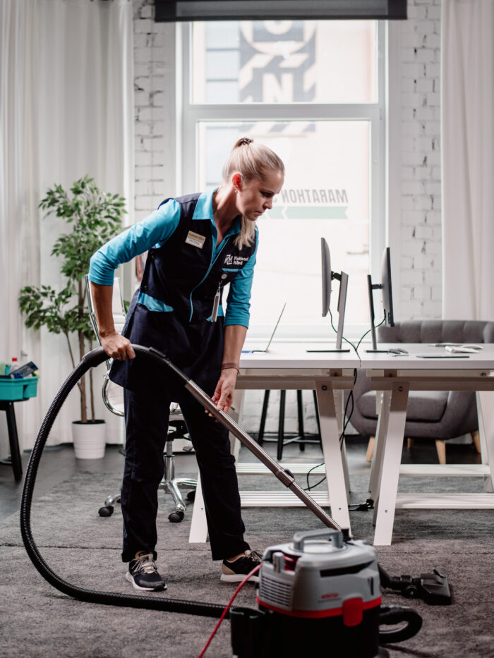 Puhastusteenuseid osutamas - Kuldsed Käed professionalne töötaja